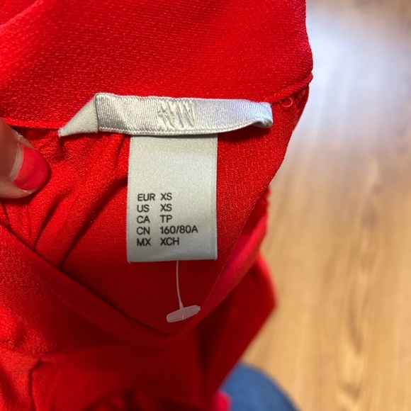 H&M Red Sleeveless Blouse - Picture 2 of 2
